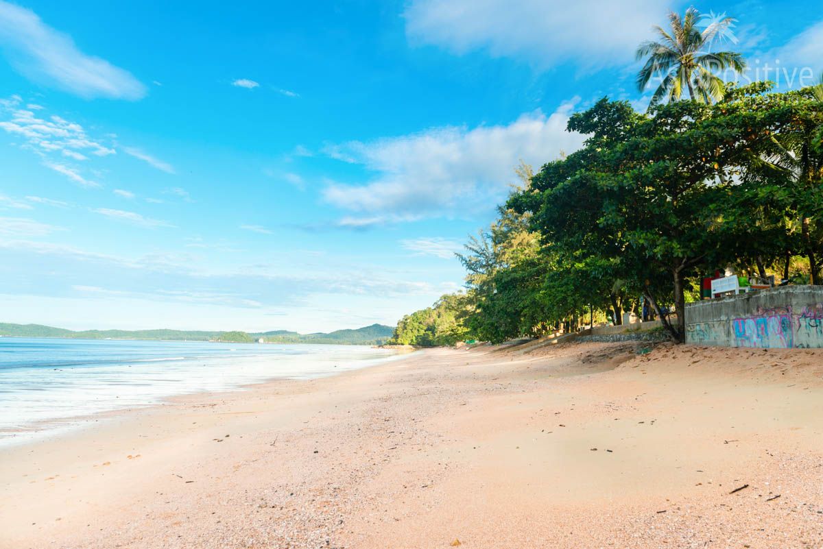 A concrete wall and the embankment rises above Ao Nang Beach | Beaches in Ao Nang (Krabi, Thailand) | Travelling in Asia with Asiapositive.com